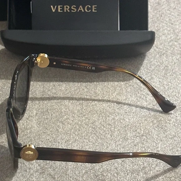 Cat eye versace
